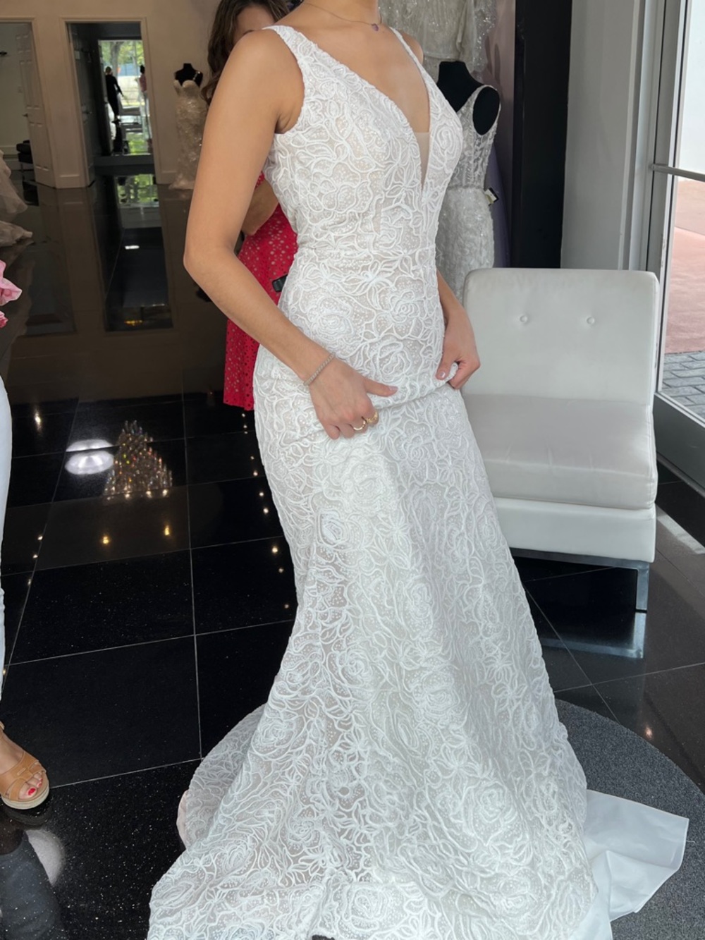 Elegant Lace V-Neck Wedding Dress in Ivory